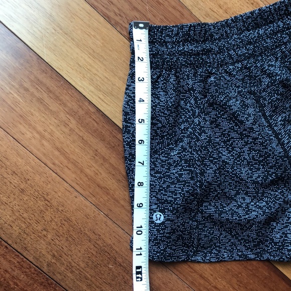 Lululemon hotty hot shorts - Picture 6 of 7